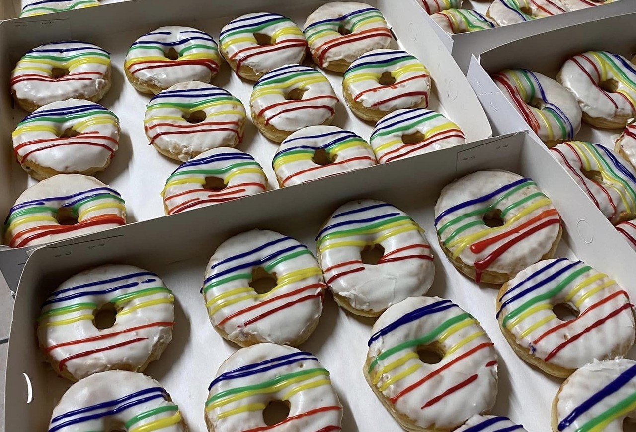 La Panadería Real Donuts se une a la celebración por el mes del orgullo LGBT  con un producto, la dona pride. Foto. Facebook
