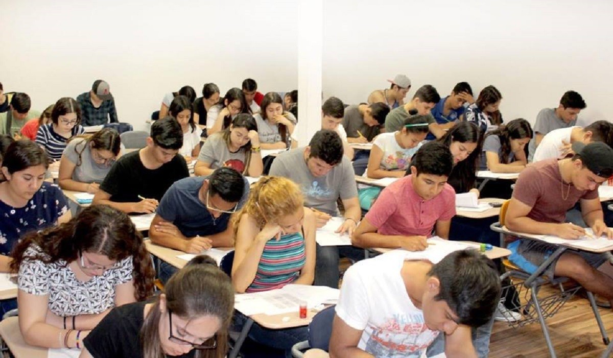 Más de 40 mil jóvenes realizan el examen de asignación a espacios a preparatorias de la Universidad Autónoma de Nuevo León (UANL). Foto: CEAA Asesorías