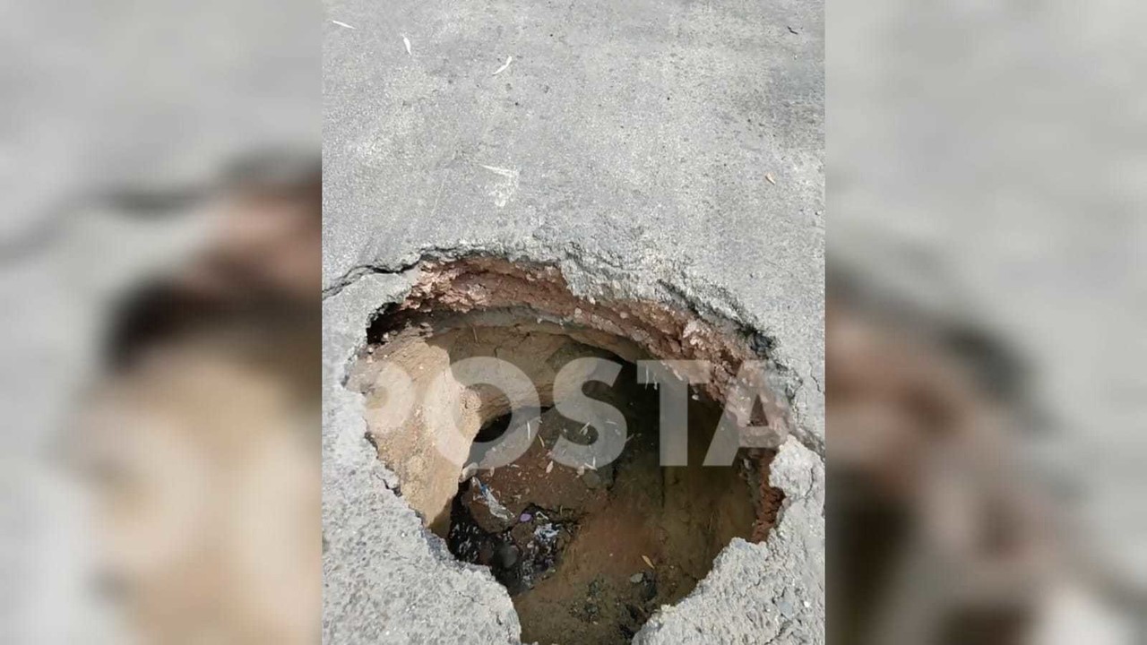 Enorme socavón apareció a las afueras del Instituto Tecnológico de Durango, por lo que la zona fue acordonada para evitar accidentes viales. Imagen: Luis Lozano.