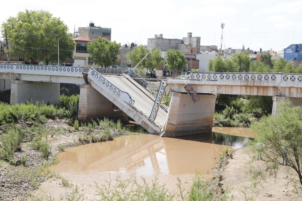 El gobernador de Zacatecas,David Monreal Ávila, anunció la construcción de un nuevo puente tras el colapso del puente 'Hidalgo' en el municipio de Río Grande. Foto: Facebook PC Estatal Zacatecas