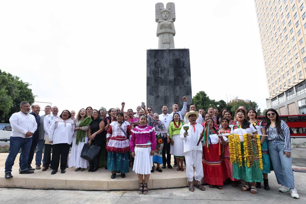 Develan 'La Joven de Amajac' en la capital. Foto: @martibatres