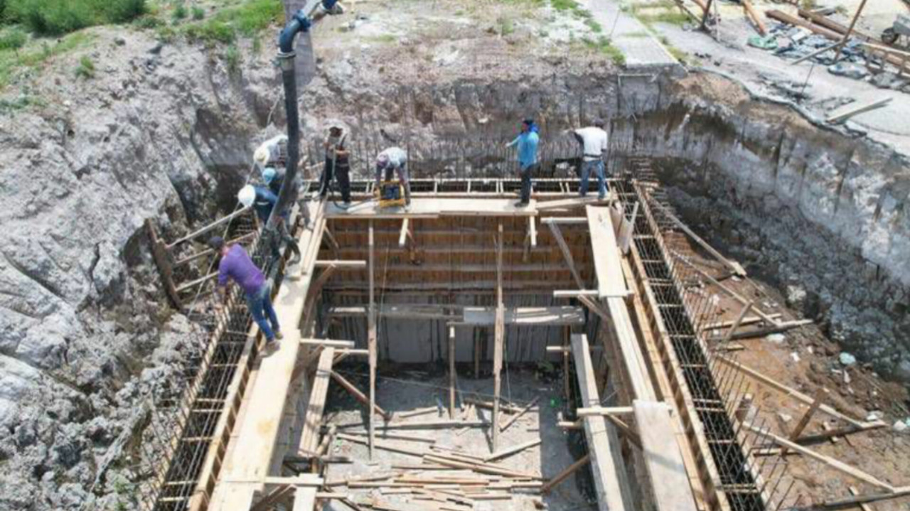 En la zona centro de Tecámac están construyendo un cárcamo o caja sedimentadora para captar agua de lluvia, que se utilizará, principalmente, para el riego de parques y jardines. Foto: Cortesía