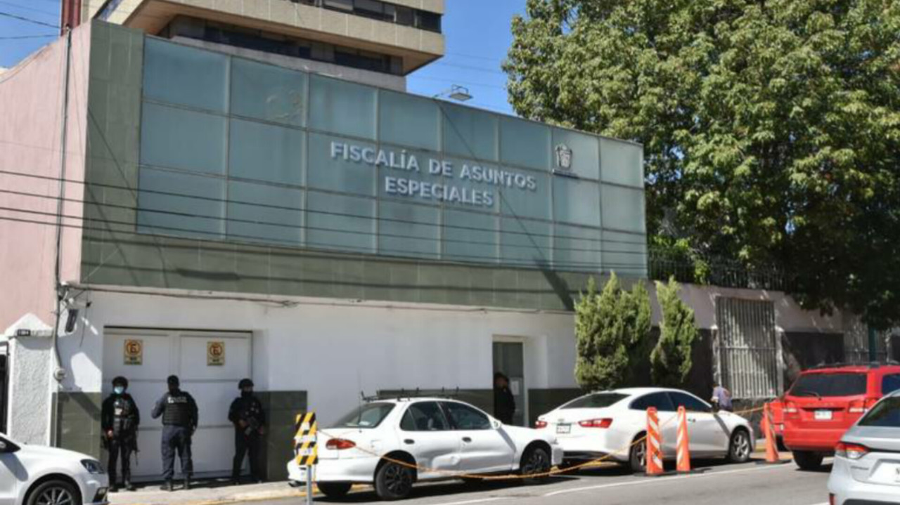 La FGJEM detuvo a cuatro hombres, presuntamente, relacionados con el abandono de restos humanos en el Valle de Toluca y cartulinas con amenazas a un grupo rival. Serían integrantes de la Familia Michoacana. Foto: Cortesía