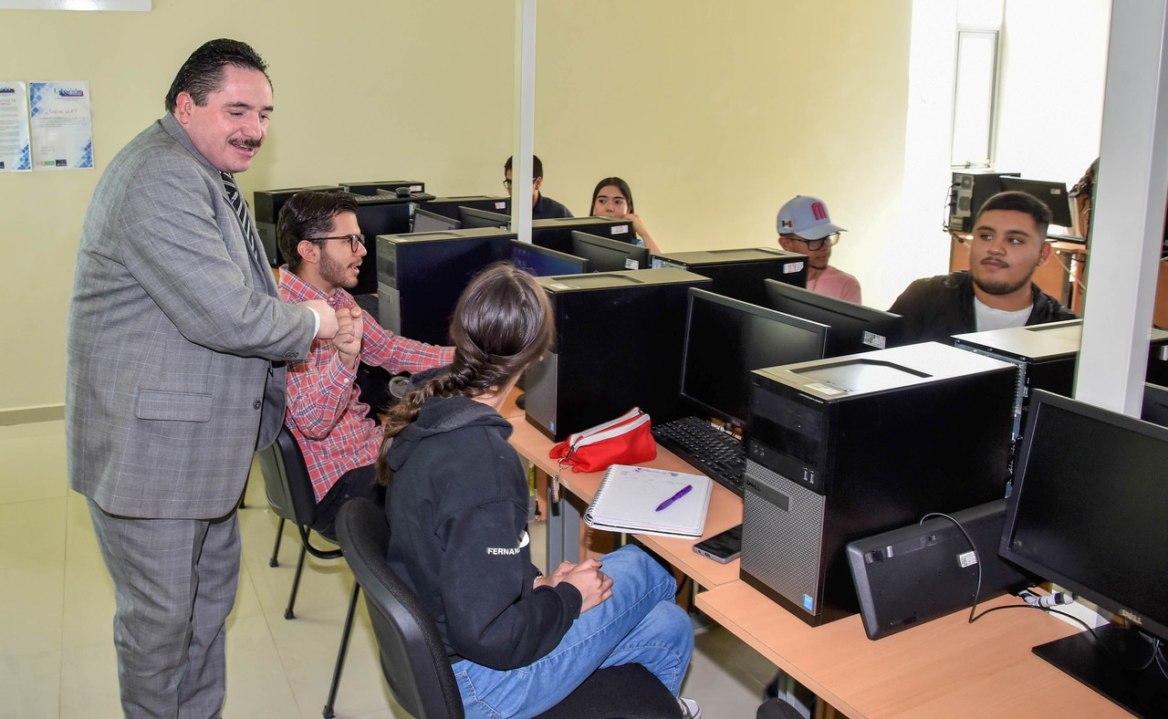 Con el Modelo de Educación Dual se ha podido ingresar al mundo laboral a mil 500 estudiantes. Foto: Cortesía.