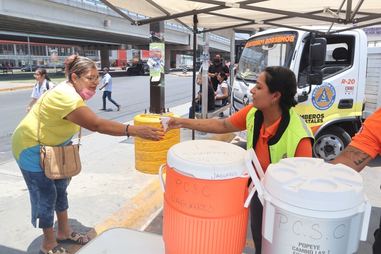 Amplía Gobierno de Santa Catarina puntos de hidratación ante altas temperaturas