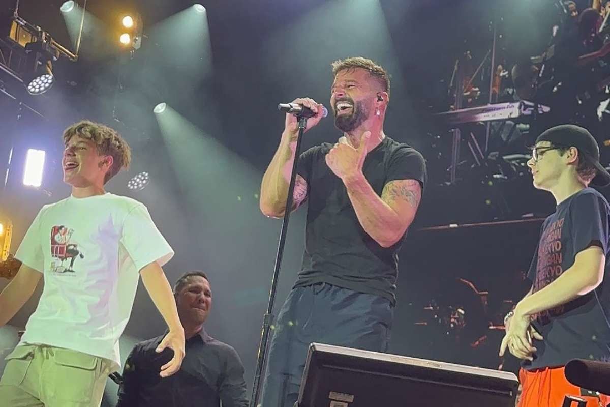 Sorprenden hijos de Ricky Martin tras aparecer en pleno show del cantante