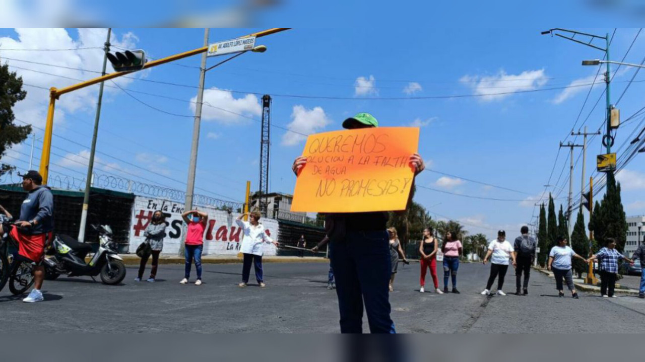 Vecinos de las colonias Virgencitas, Las Flores y Agua Azul bloquearon la Avenida Bordo de Xochiaca para exigir abasto de agua. Foto: Cortesía