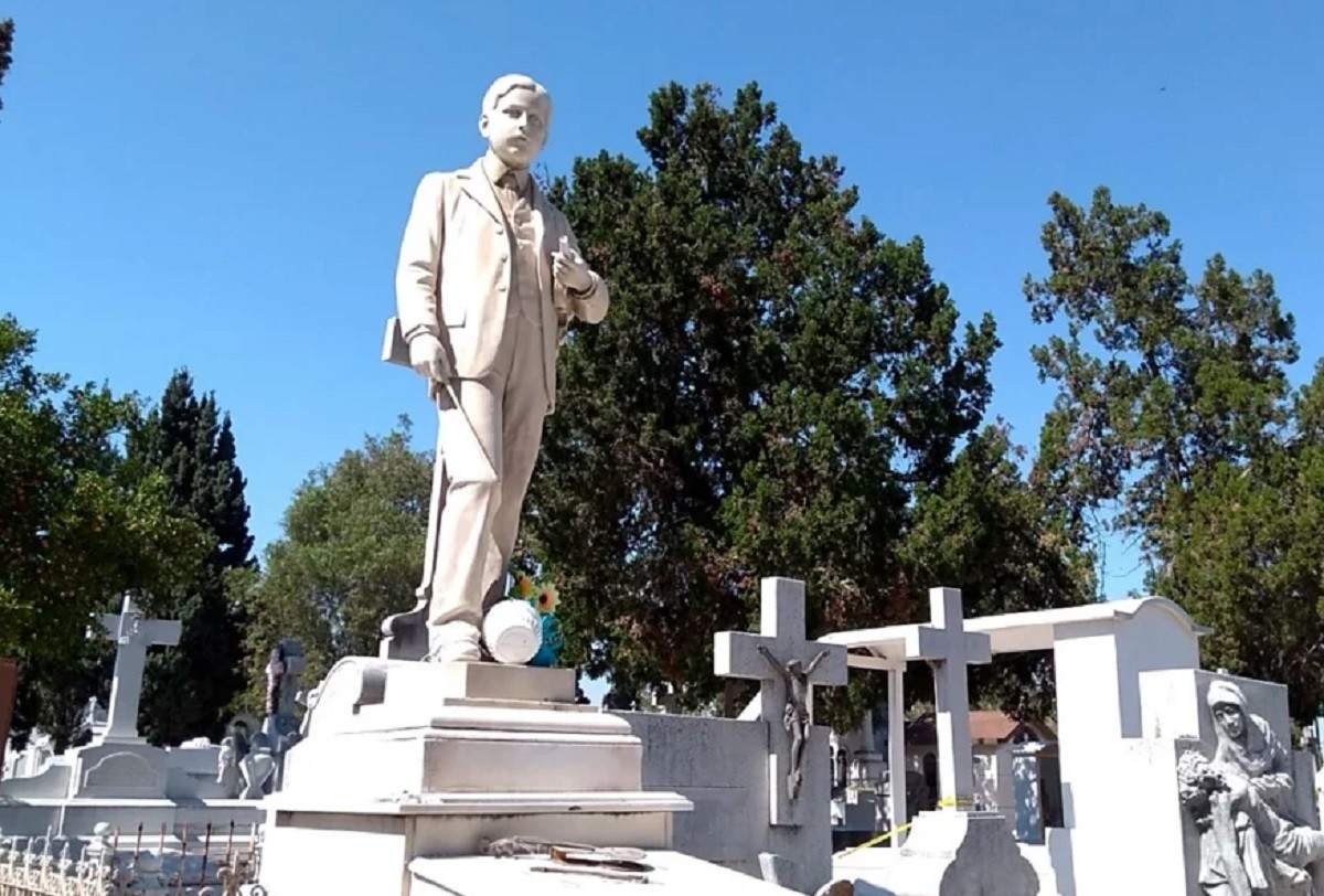 La tumba del niño Gregorio Alanís González, se ubica en el Panteón del Carmen en Monterrey, Nuevo León. Foto: Orgullo Nuevo León