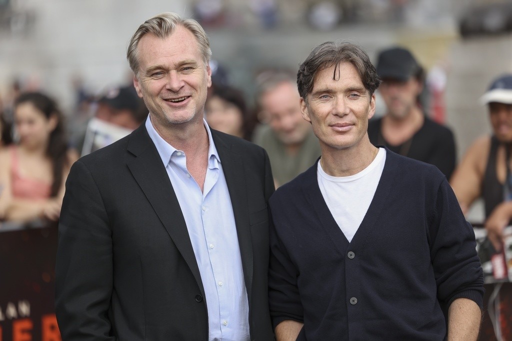 El director Christopher Nolan, izquierda, y Cillian Murphy posan para en la sesión fotográfica de la película 'Oppenheimer' el miércoles 12 de julio de 2023 en Londres. (Vianney Le Caer/Invision/AP)