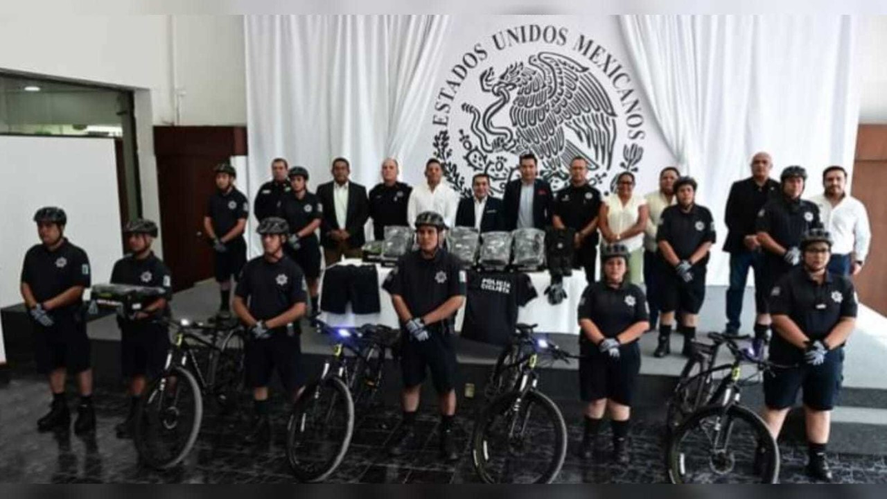 Uniformes, botas, guantes y demás herramientas recibieron los miembros de la policía ciclista en Gómez Palacio. Foto: Facebook Ayuntamiento de Gómez Palacio.