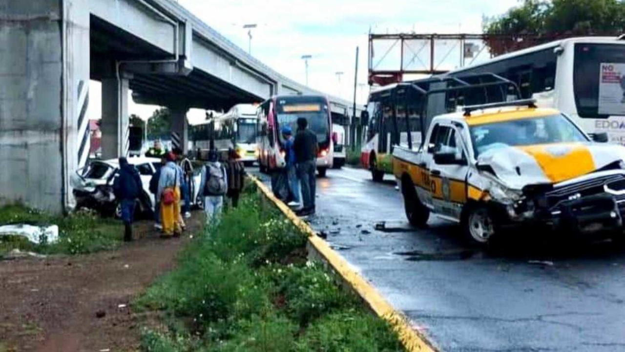 Choca patrulla de tránsito de la Ciudad de México con un vehículo particular sobre el carril confinado del Mexibus  en Ecatepec. Foto: Cortesía