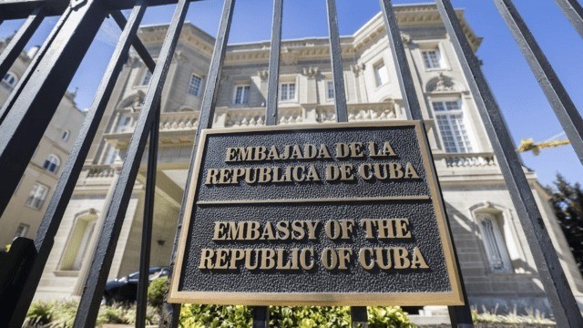 Lanzan bombas molotov contra embajada de Cuba en Estados Unidos