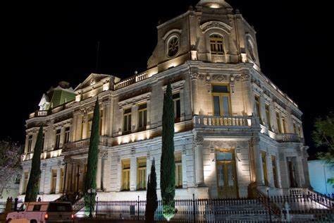 El historiador Carlos Enrique Reyes estará en el Kiosko de la Plaza de Armas, para hablar de “El edificio del aguacate”. Foto: Cortesía.