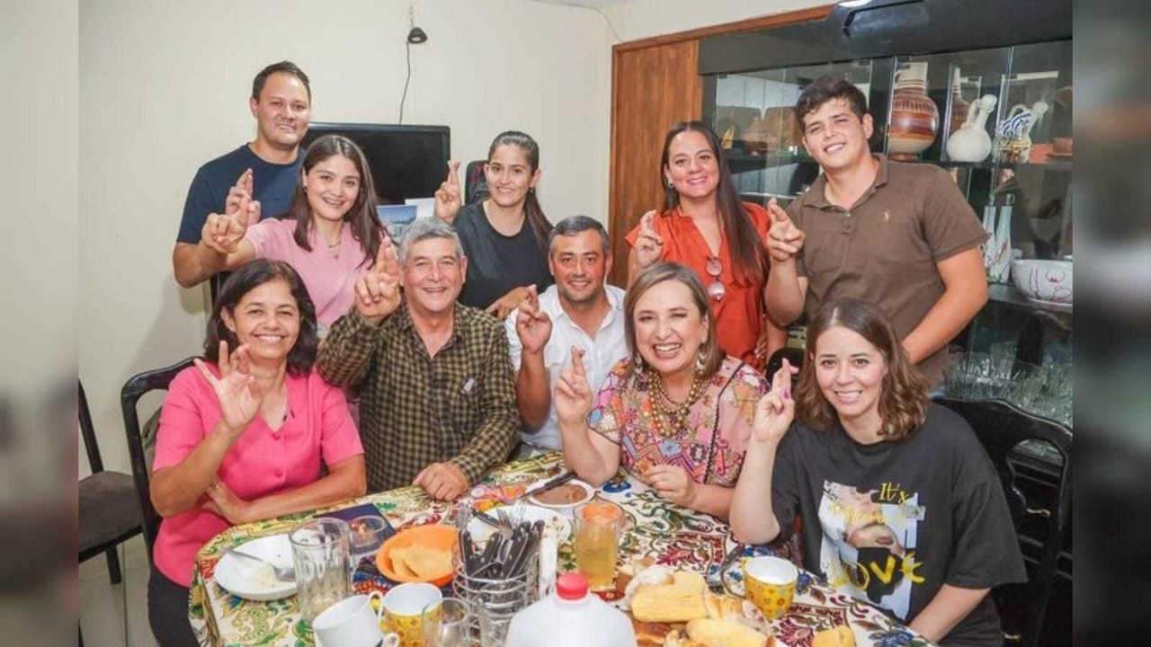 Xóchitl Gálvez cenando con la familia Quiñones en Durango. Foto: Facebook Xóchitl Gálvez Ruiz.