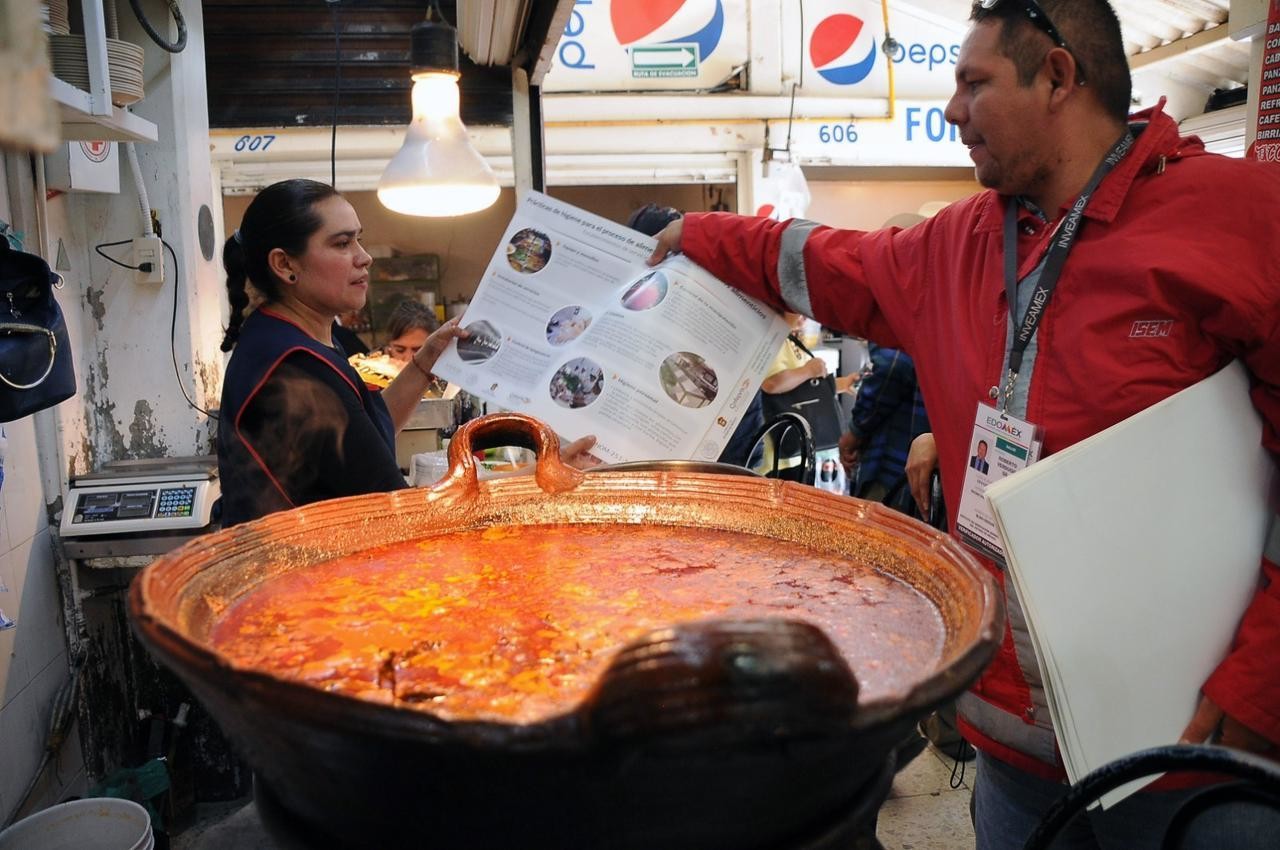 Personal de la Coprisem  implementó un operativo de vigilancia sanitaria para verificar el buen manejo de los alimentos durante las Fiestas Patrias. Foto: Secretaría de Salud de Edomex