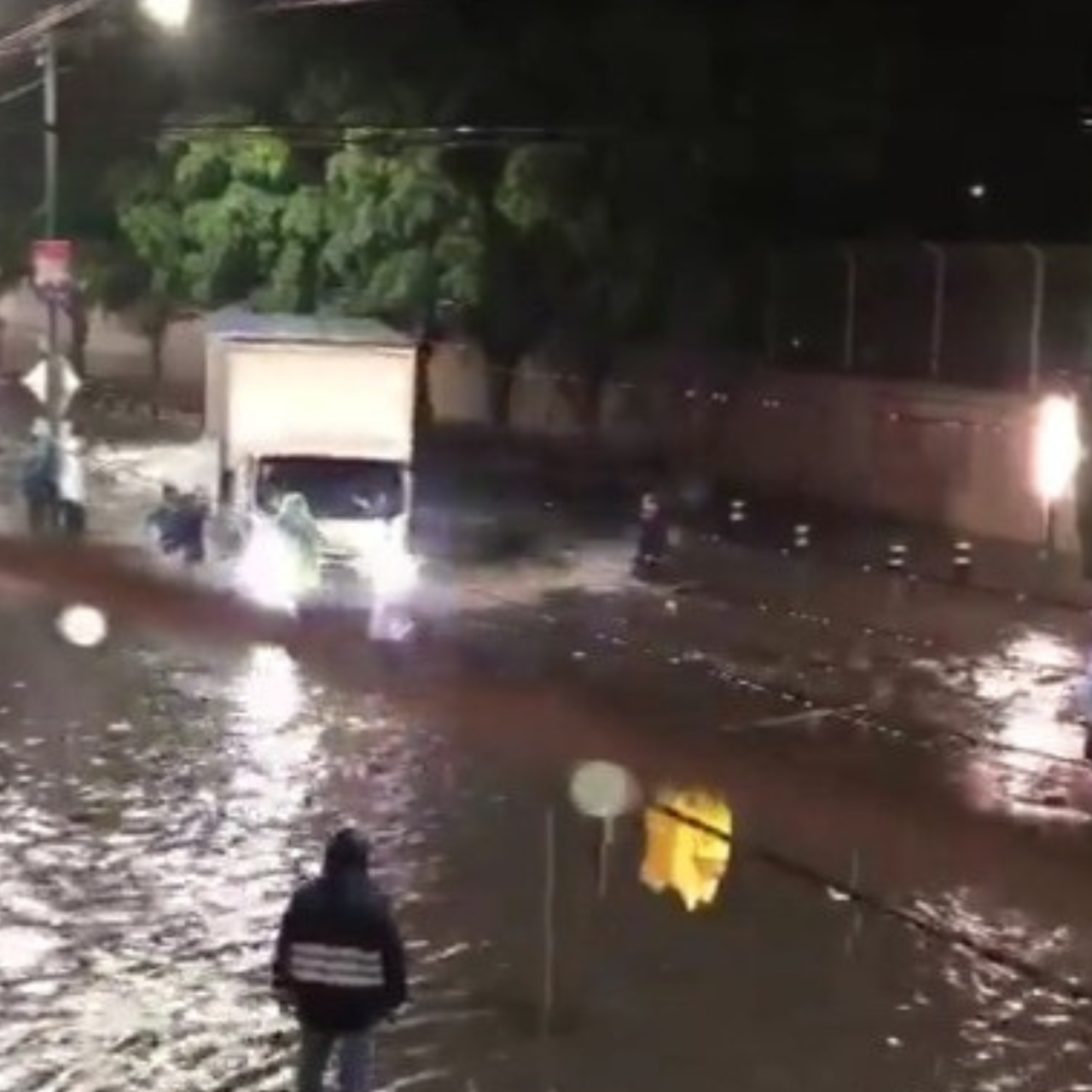 Conductor atropella a vecinos mientras protestaban por inundación en GAM. Foto: Captura de pantalla