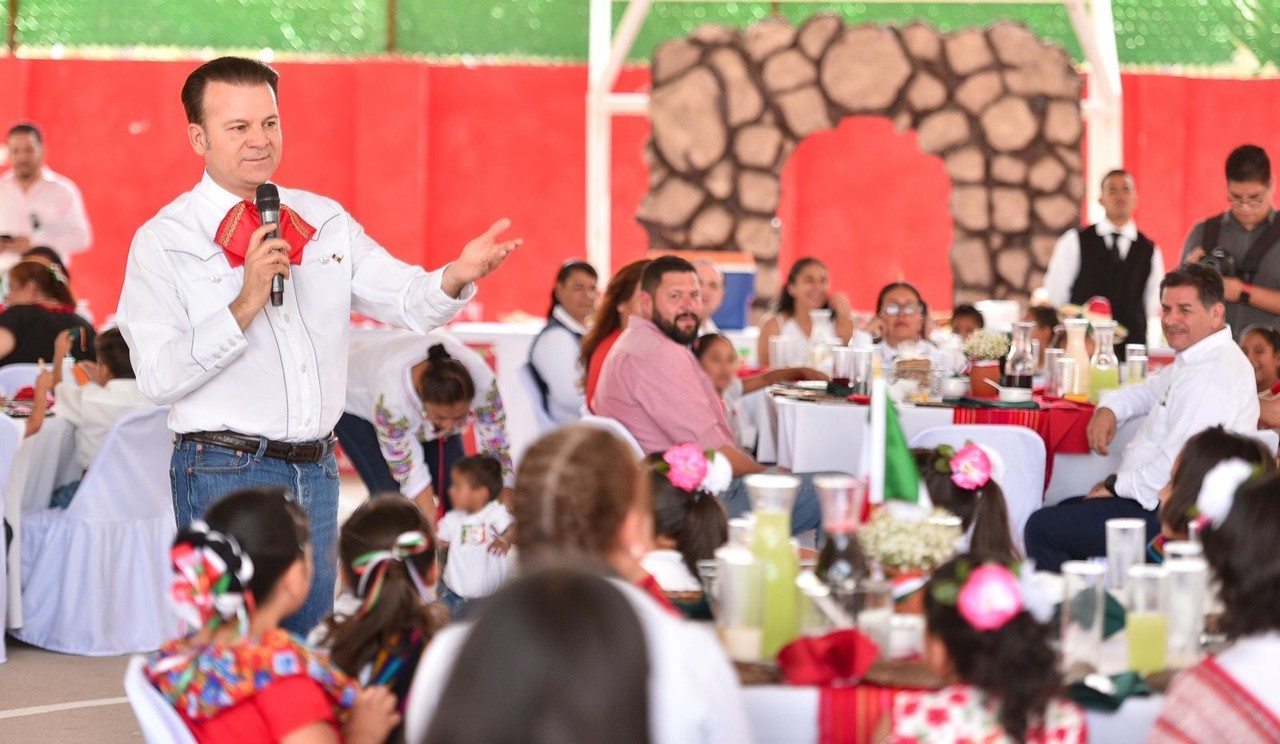 Llevaron gobernador y su esposa las fiestas patrias a niños de Casa Hogar  DIF - POSTA Durango