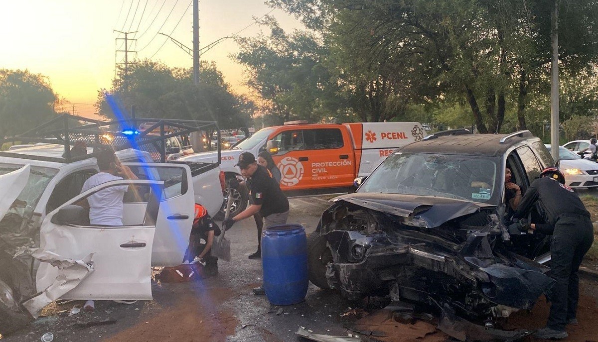 Los conductores, quienes destrozaron sus camionetas, resultaron lesionados. Foto: Facebook Protección Civil Nuevo León