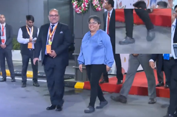 La secretaria de Economía, Raquel Buenrostro, llegó a India para participar en la Cumbre del G20, aunque recibió todo tipo de comentarios por arribar con calzado de Crocs. Foto. Captura de Imagen