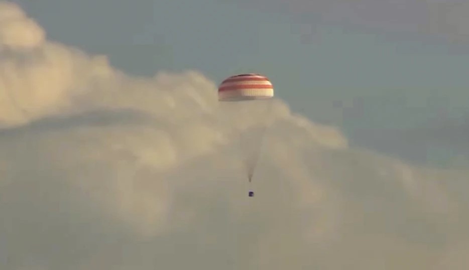 Astronauta de la NASA y cosmonautas rusos regresan a Tierra después de un año atrapados