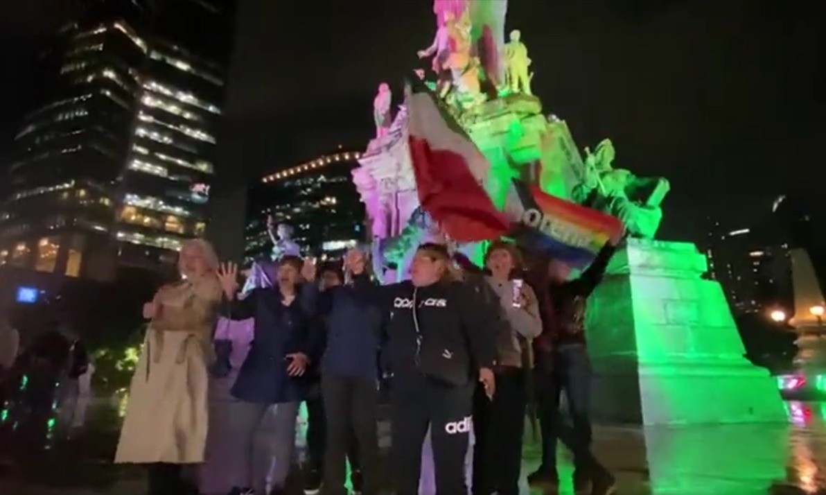 #EsClaudia Celebran en el Ángel de la Independencia triunfo de Sheinbaum