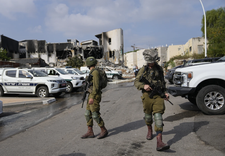 Israel lucha con Hamas por 2do día: más de 600 personas muertas