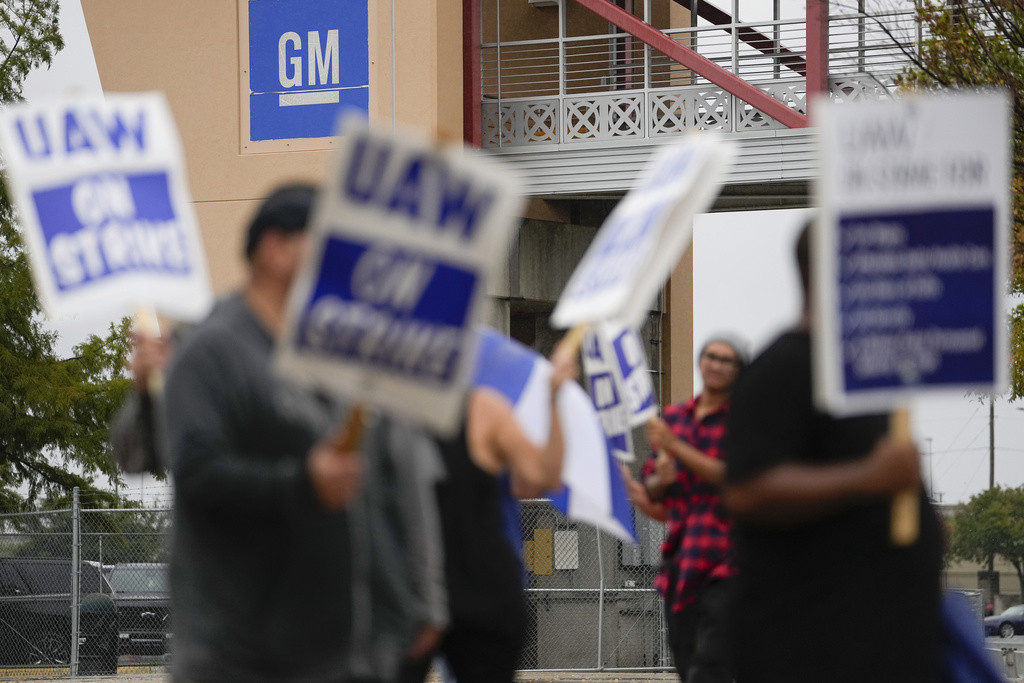 Huelga de trabajadores automotrices de GM en Texas: demandas de salario y prestaciones
