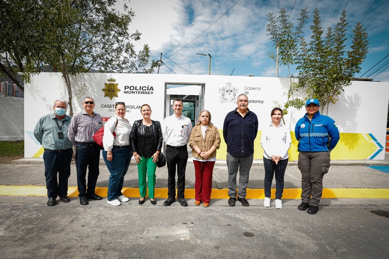 El alcalde de Monterrey, Luis Donaldo Colosio, entregó la caseta de vigilancia renovada en la colonia Colinas de San Jerónimo. Foto: Armando Galicia