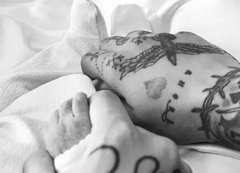 Comparte Cazzu fotos de su bebé para celebrar su primer mes de vida