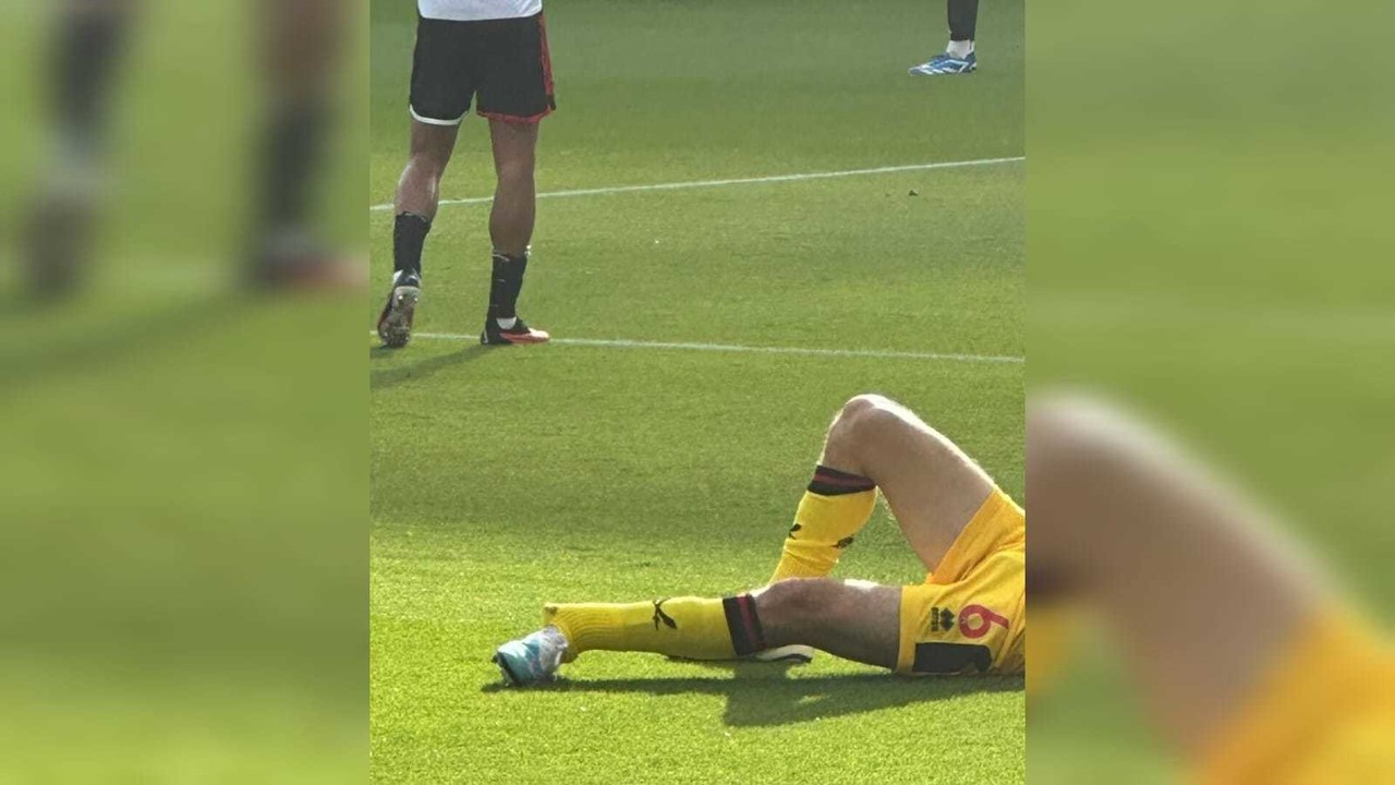 El capitán del Sheffield United, Chris Basham, sufrió fractura de su tobillo izquierdo cuando disputaba un partido contra el Fulham. Foto: Twitter @jhealey07