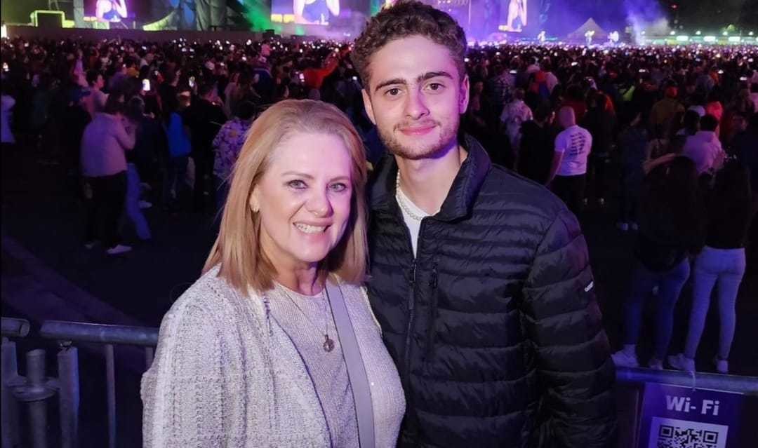 Nicolás junto a su mamá, Erika Buenfil, en un evento musical. Foto: Instagram