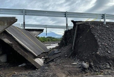 Lluvias tiran puentes en Colima