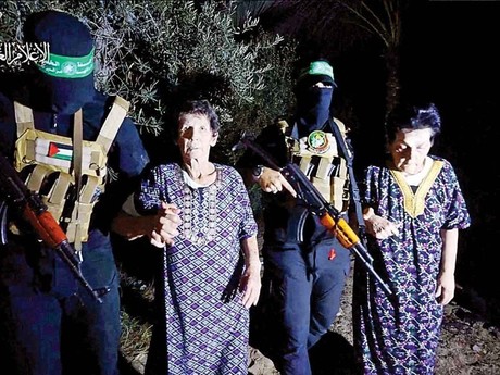 Entrega Hamás a dos mujeres israelíes; mexicanos siguen esperando