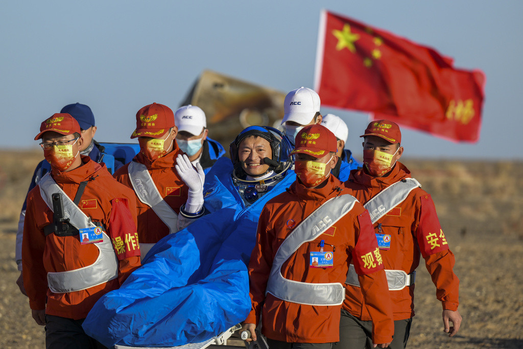 Astronautas chinos regresan a la Tierra después de estancia en estación espacial