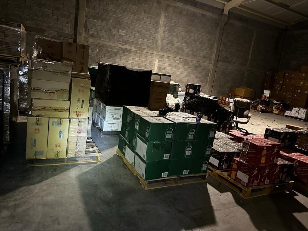Elementos de la Policía Federal Ministerial encontraron 850 pacas de ropa, 19 cajas con zapatos, más de 100 cajas con paquetes de cigarros . Fotos. Cortesía
