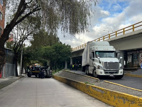 Trailero se atora en bajo puente vehicular en Iztapalapa y causa tráfico