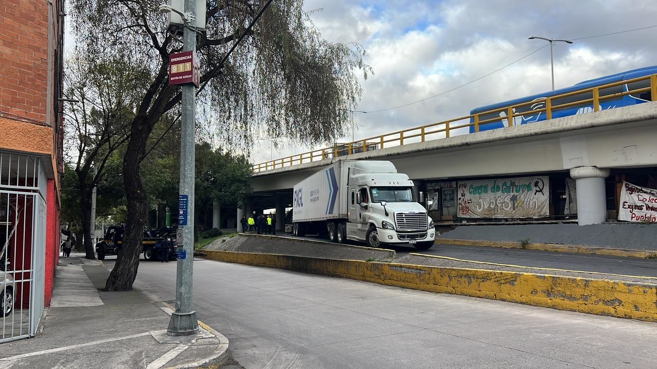 Trailero se atora en bajo puente vehicular en Iztapalapa y causa tráfico. Foto: Ramón Ramírez