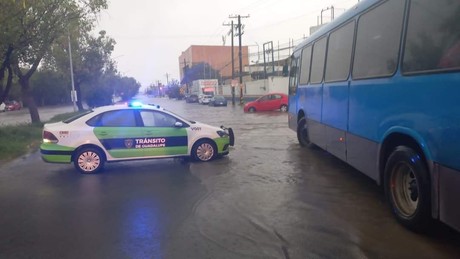 Lluvias dejan encharcamientos y cierres viales en Juárez, Guadalupe y Monterrey