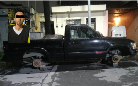 Detienen a hombre por robo de auto partes a vehículo en Monterrey