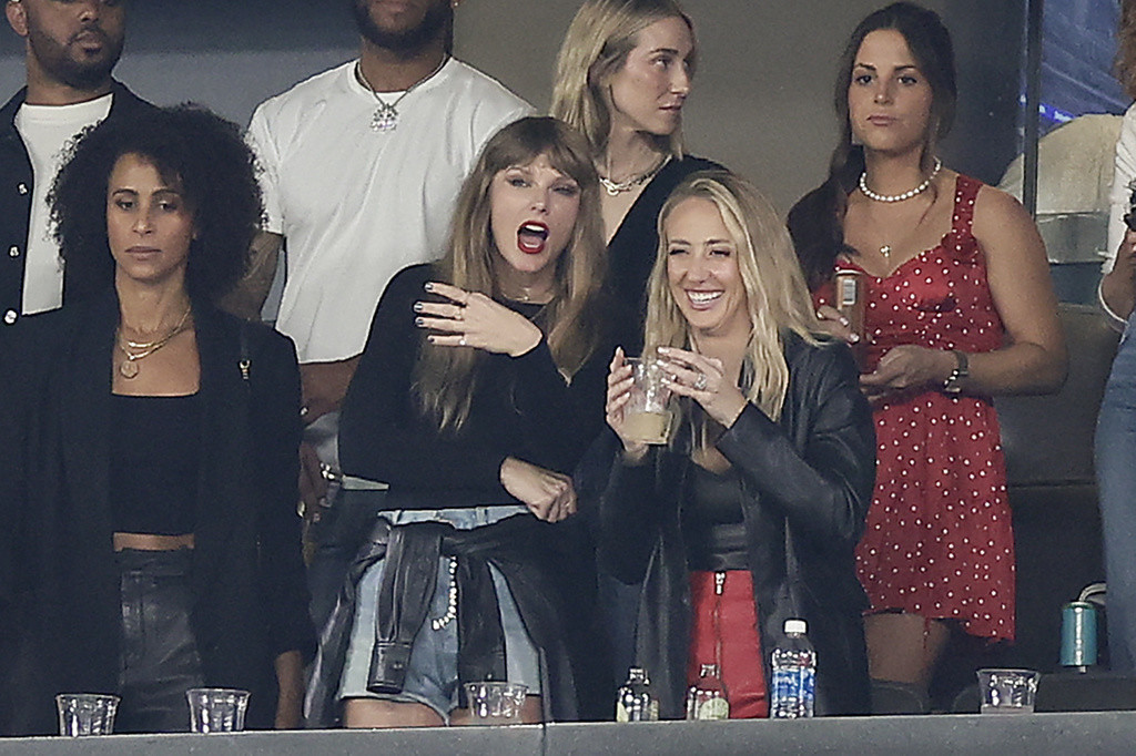 Taylor Swift, segunda desde la izquierda, y Brittany Mahomes, con un vaso en las manos, observan una jugada entre los Jets de Nueva York y los Chiefs de Kansas City durante el segundo cuarto del juego de la NFL, el domingo 1 de octubre de 2023, en East Rut