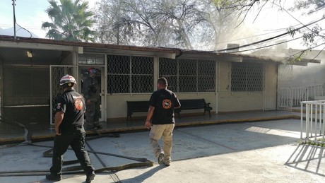 Moviliza a rescatistas incendio en la secundaria 2 de Guadalupe