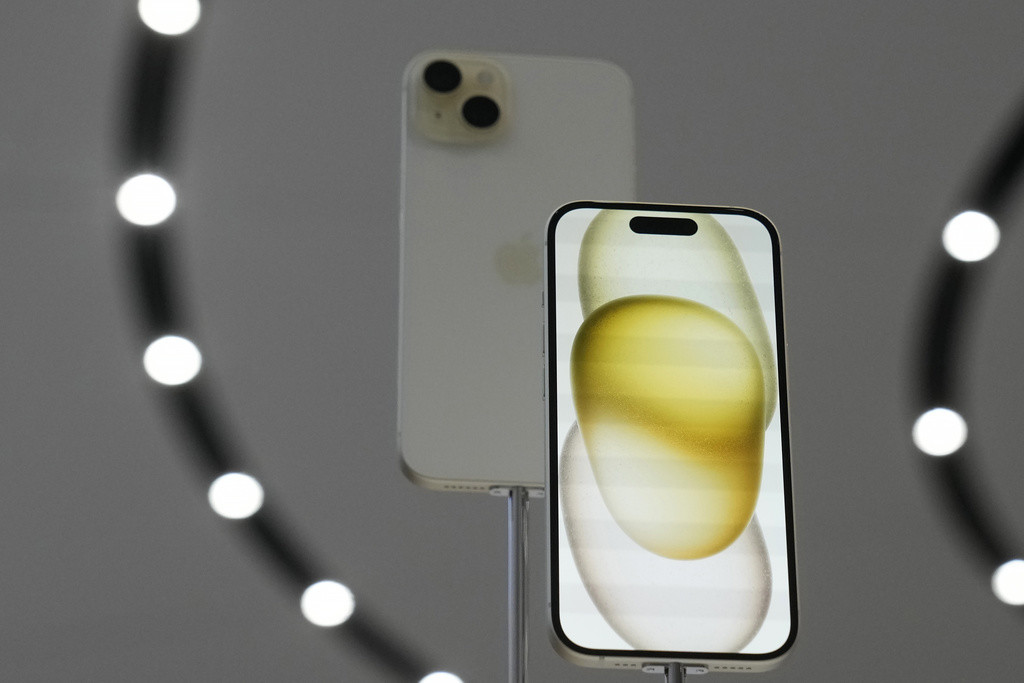 Unos teléfonos del iPhone 15 son mostrados durante el anuncio de nuevos productos en la sede de Apple, en Cupertino, California, el martes 12 de septiembre de 2023. (AP Foto/Jeff Chiu, Archivo)