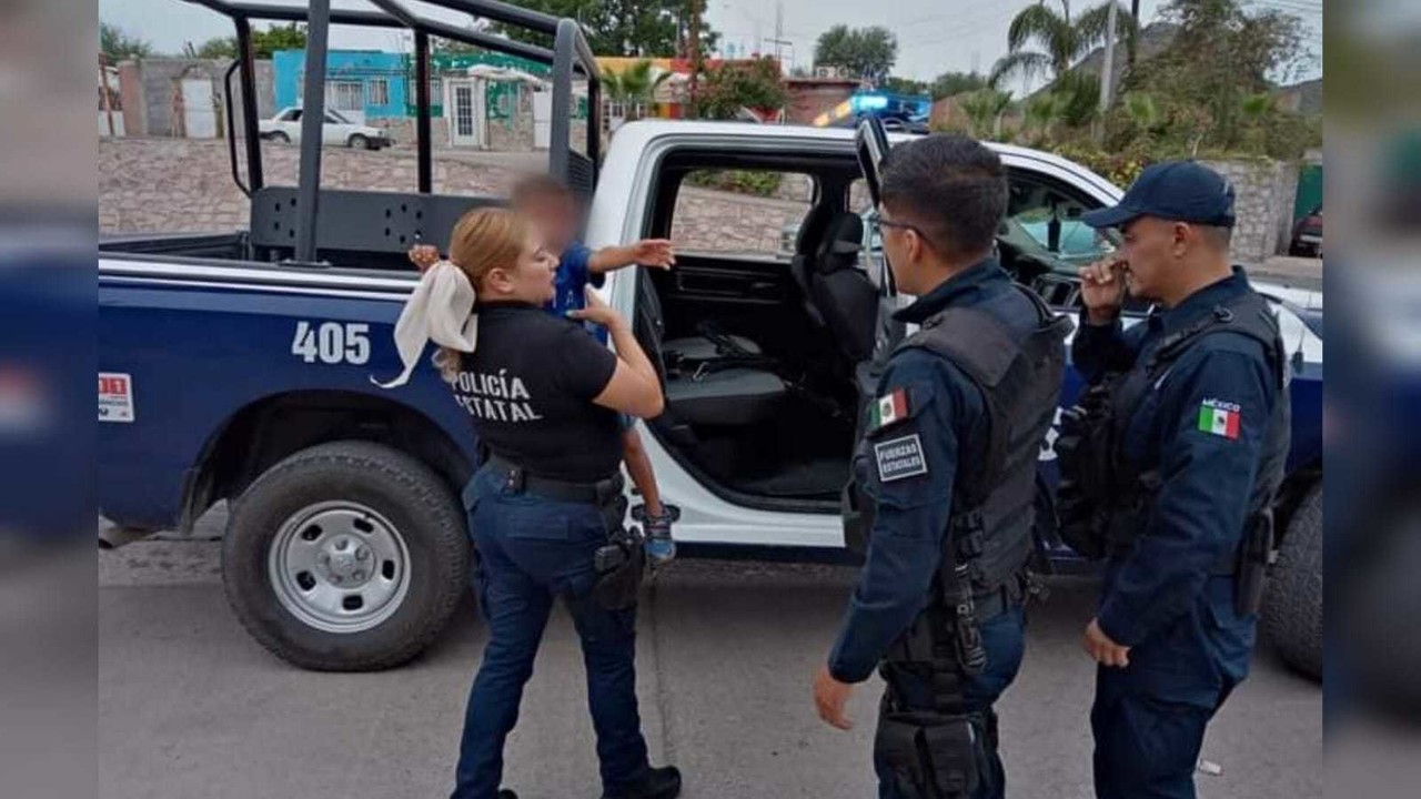 Elementos de la Policía Estatal luego de haber localizado a un niño extraviado. Foto: Facebook SSP Durango.