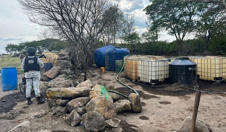 Aseguran toma clandestina y 14 contenedores con combustible en Jalisco