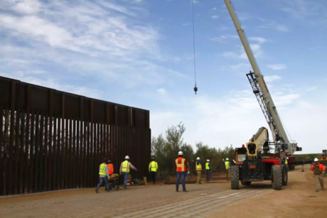 Biden dice que no hay marcha atrás al reforzamiento del muro fronterizo en Texas