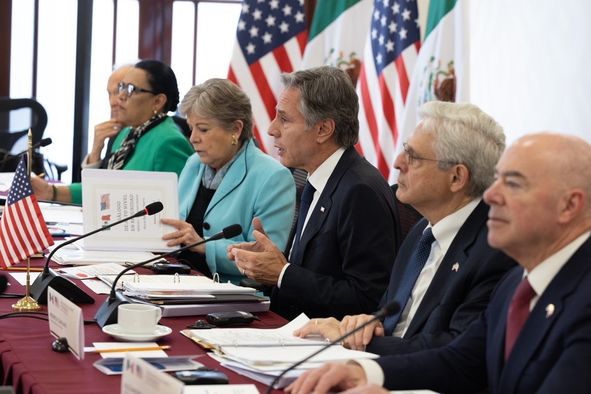Estados Unidos y México deben continuar trabajando juntos para abordar las prioridades de seguridad, incluida la amenaza de las drogas sintéticas, el tráfico de armas y la seguridad fronteriza, reconoció el secretario de Estado, Antony Blinken.