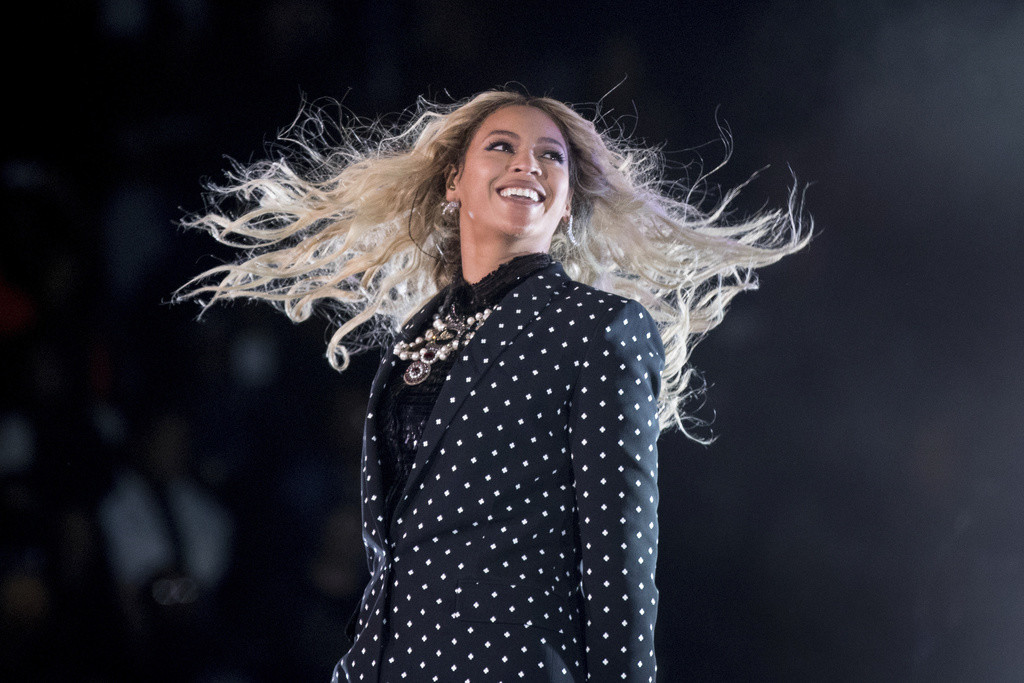 Beyoncé durante su presentación en Get Out the Vote por la candidata demócrata Hillary Clinton en el Wolstein Center en Cleveland, Ohio, el 4 de noviembre de 2016. (Foto AP/Andrew Harnik, archivo)