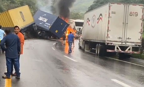 Choque de autobús de pasajeros en Colima deja 12 heridos