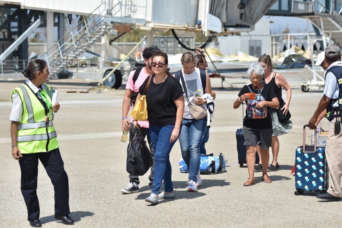 Concluyó la primera jornada del puente aéreo humanitario de la Ciudad de México al puerto de Acapulco,. Foto. SICT