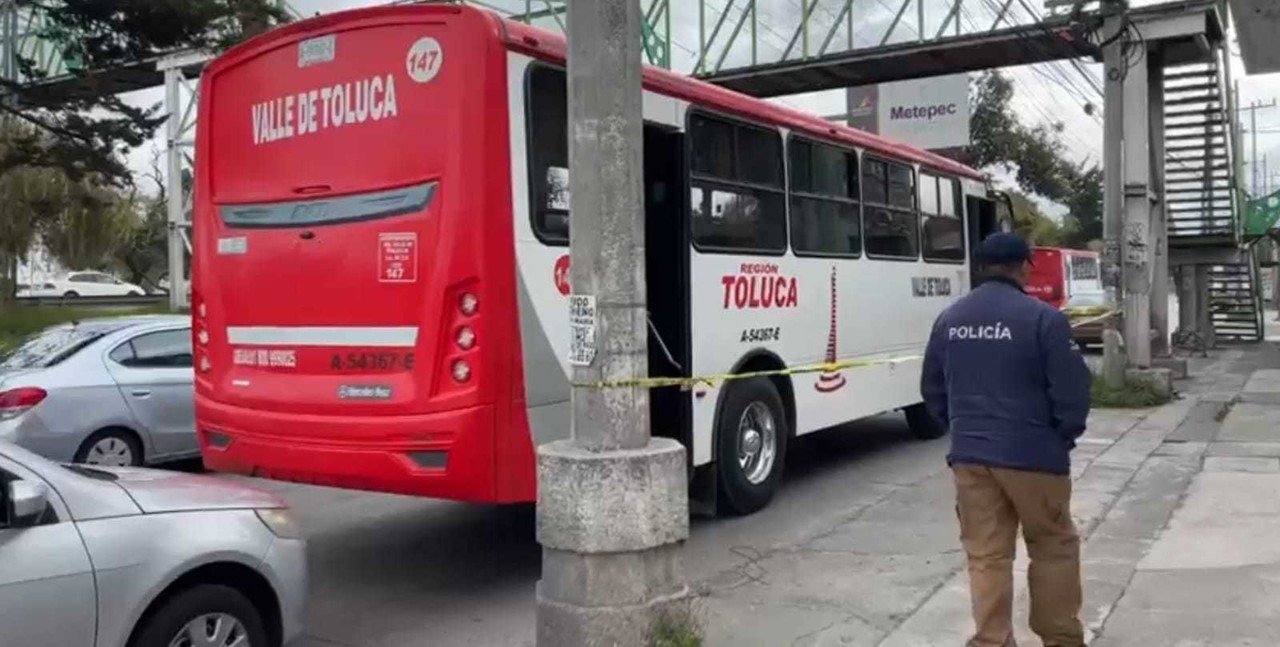 Dos pasajeros de un autobús de la línea “Región Valle de Toluca” resultaron heridos por arma de fuego al resistirse a ser asaltados en Toluca. Foto: Redes Sociales